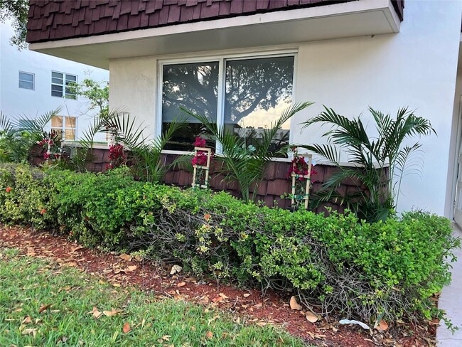 Primary Photo - 2601 S Palm Aire Dr