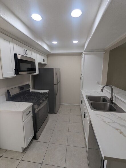 Building Photo - 1460 Kendall Dr