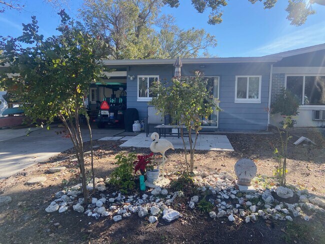 Building Photo - 1305 N Lotus Dr