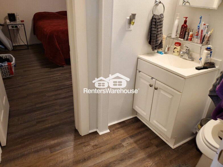 Building Photo - 109 4th Ave SE