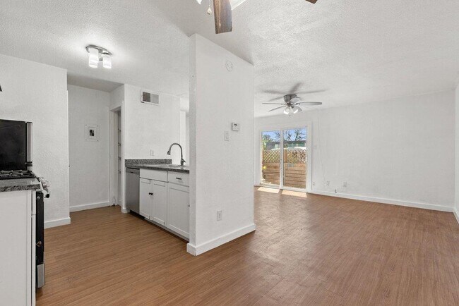 Building Photo - 300 E Croslin St