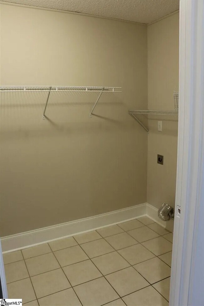 Building Photo - 204 Golden Leaf Ln