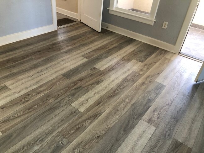 Building Photo - 416 Goodall Ave