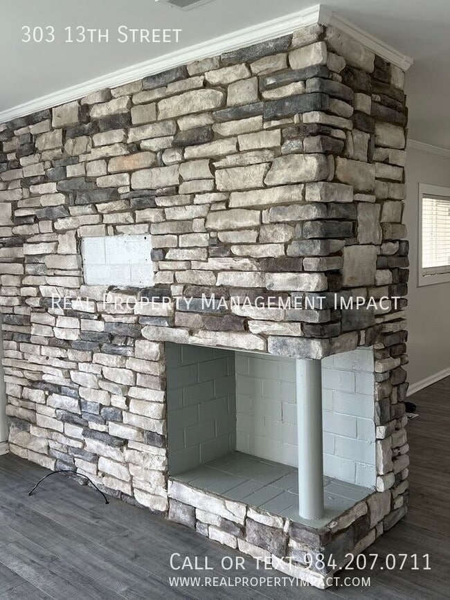 Building Photo - 303 13th St