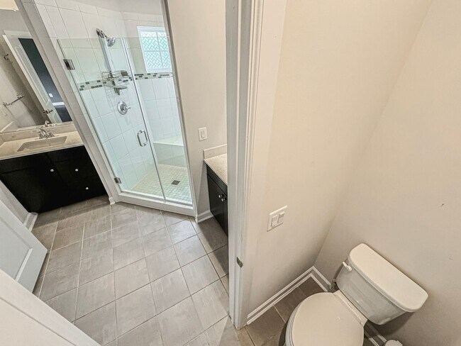 Building Photo - Stunning 3 Bed 3.5 Bath Townhome With Atta...
