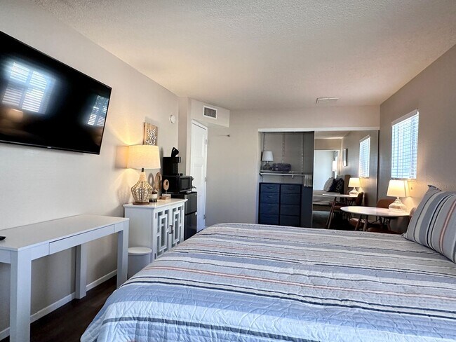 Building Photo - Private Room for Rent