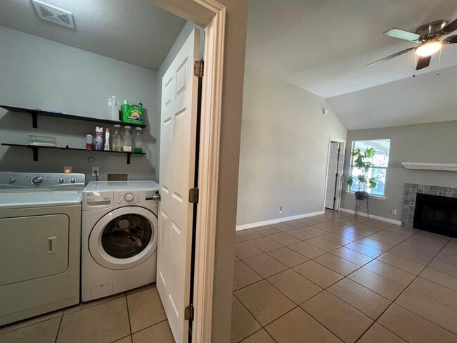 Building Photo - 223 Dana Dr