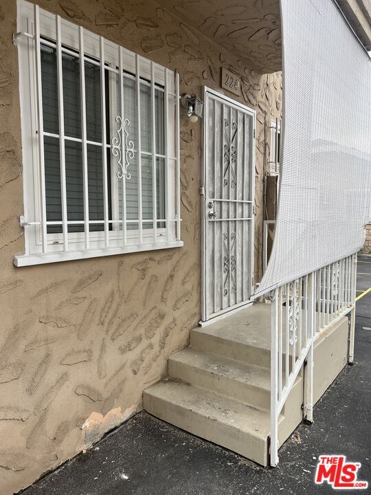 Building Photo - 224 1/2 E Ave 42