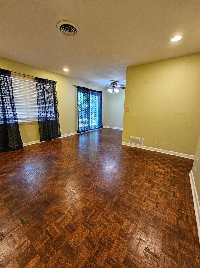 Building Photo - (3) Bed/(1.5) Bath Near Core Norman and OU...
