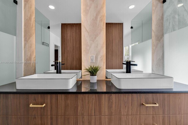 Building Photo - 901 NW 7th Street Rd