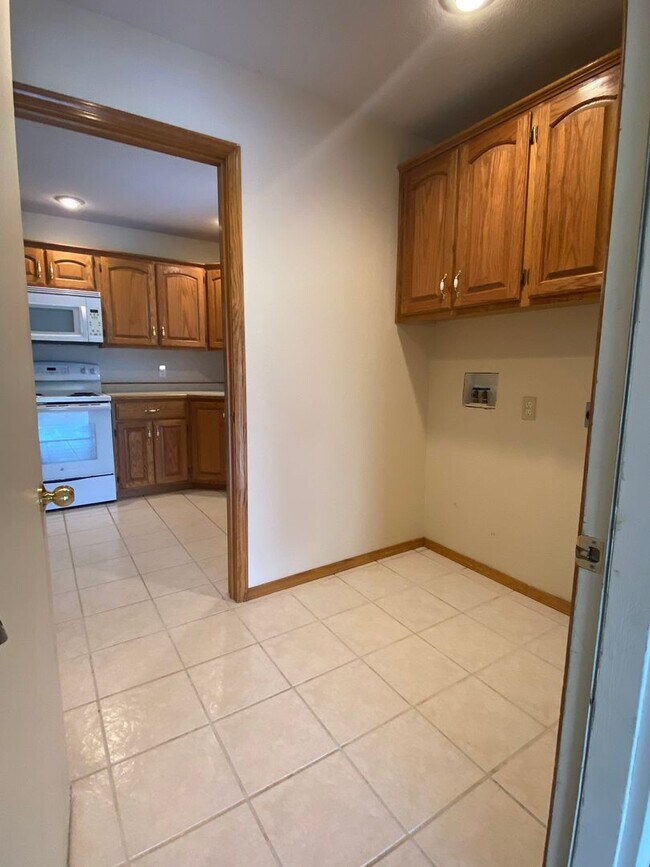 Building Photo - 1231-1231 Bluegrass Rd