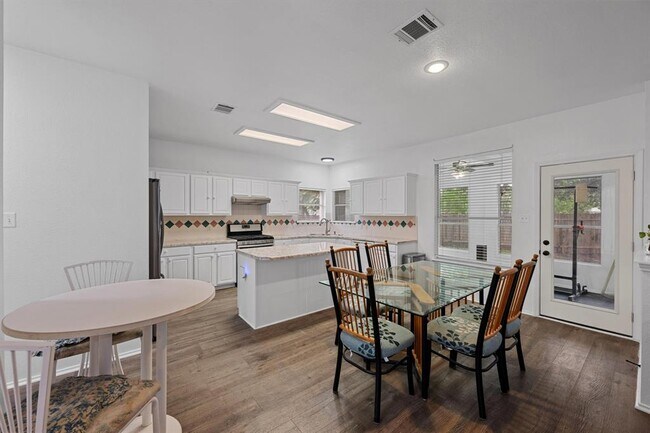 Building Photo - 4433 Chickasaw Ct