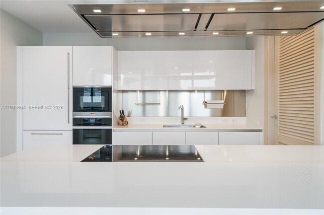 Building Photo - 1000 Brickell Plaza