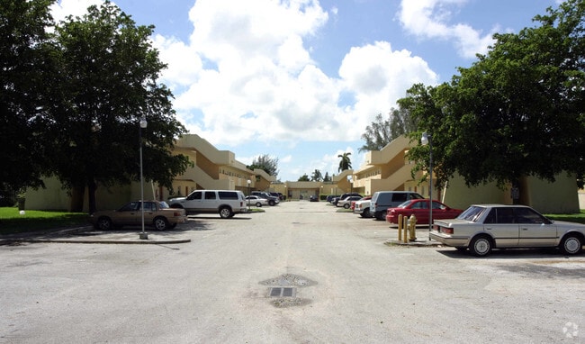 Primary Photo - Tuscany Pointe Villas