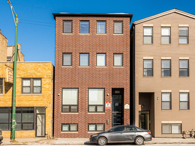 Primary Photo - 2346 W Grand Ave