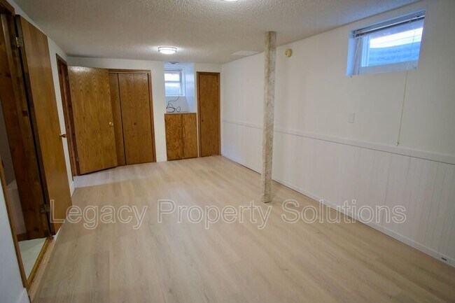 Building Photo - 609 N 13th St