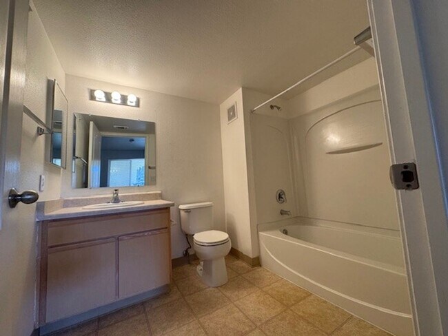 Building Photo - Silver Creek Condo- 2 Bedroom 2 Bath