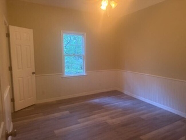 Building Photo - Country charm in this 3/2 in downtown Seld...