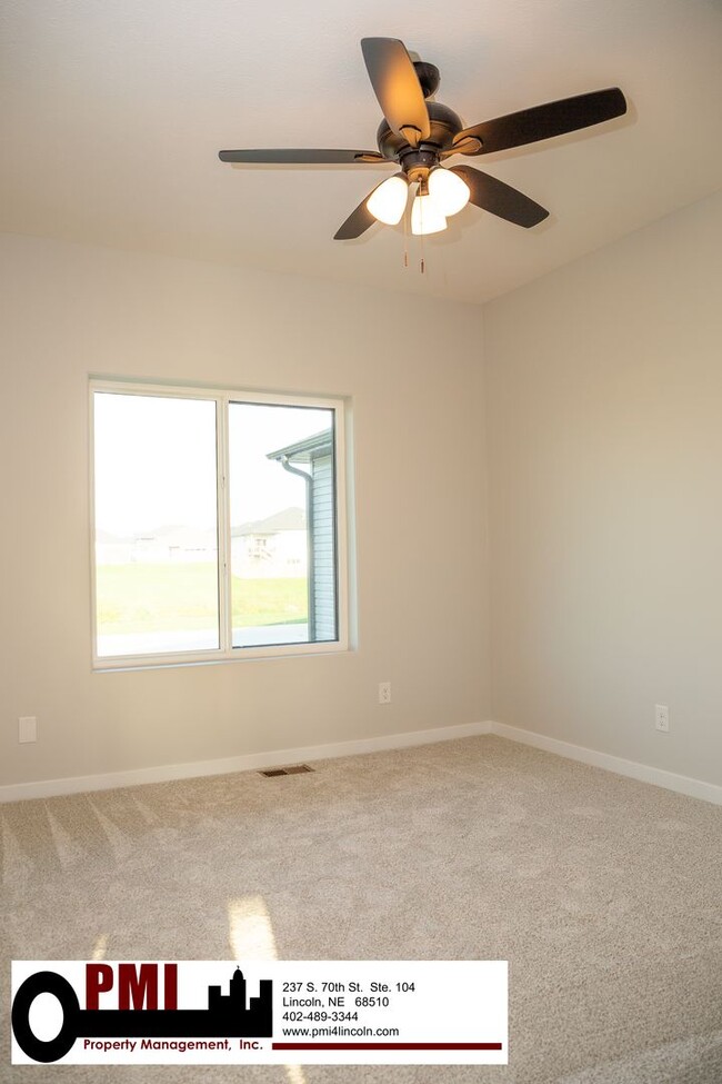 Building Photo - 5 Bedroom 3 bath, beautiful home in North ...