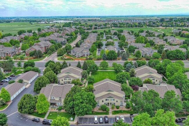 Building Photo - Beautiful Quail Crossing Townhome – Walk t...