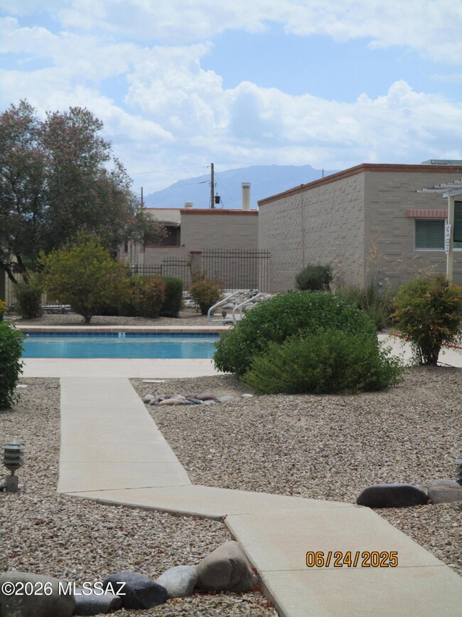 Building Photo - 8134 E Daniella Ln