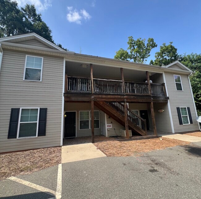 Building Photo - 916 Avon Ave