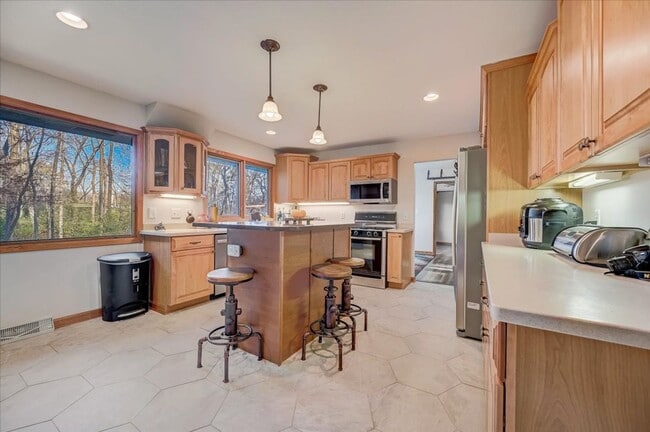 Building Photo - Spacious Elm Grove 3BR/2BA Ranch Single Fa...