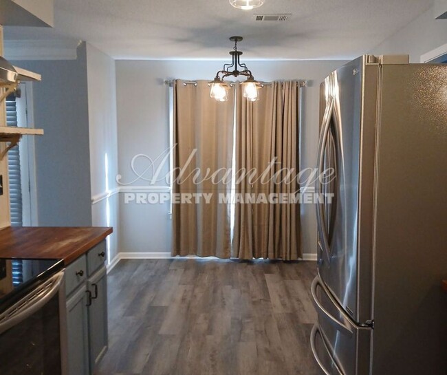 Building Photo - 1/2 OFF The 1st Month's Rent | Exquisite F...