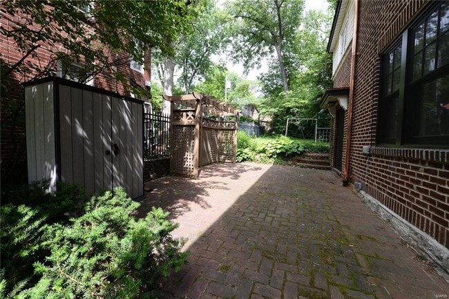 Building Photo - 418 Carswold Dr