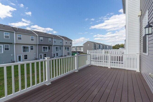 Building Photo - 3 Bed, 2 Full/2 Half Bath, Well Maintained Townhome in Inwood, WV