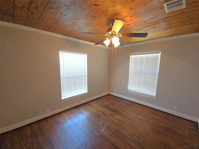 Building Photo - 210 Olive Ave