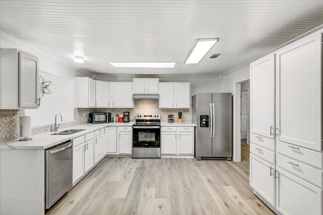 Building Photo - 185 Weiss Bluff Rd