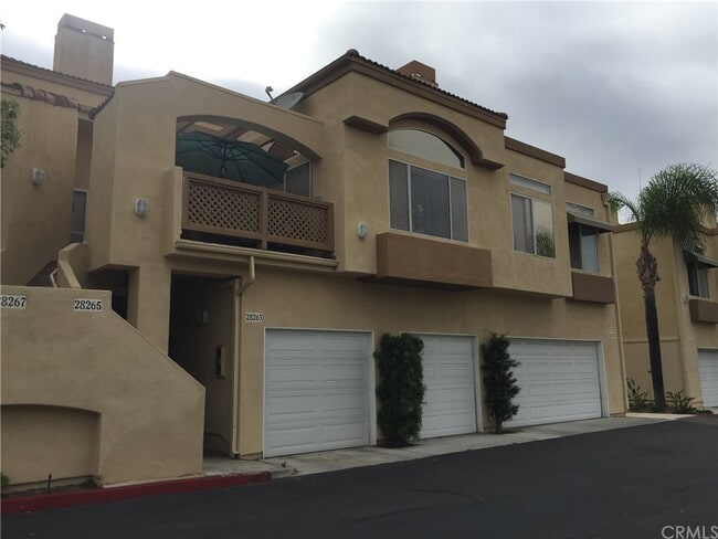 Cozy Upper unit with balcony (Umbrella not included) - 28265 Via Fierro