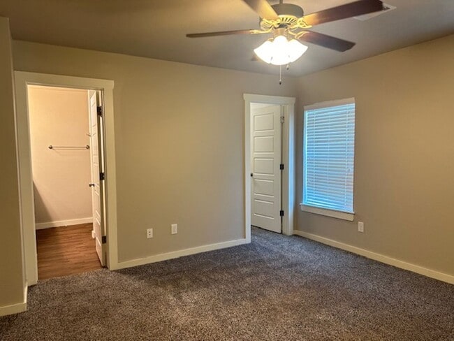 Building Photo - Beautiful 2 Story Duplex - Edmond Schools - Open Concept