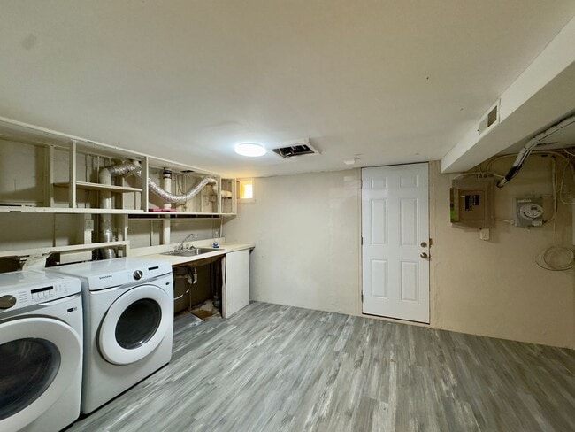 Building Photo - 433 Oakwood Rd