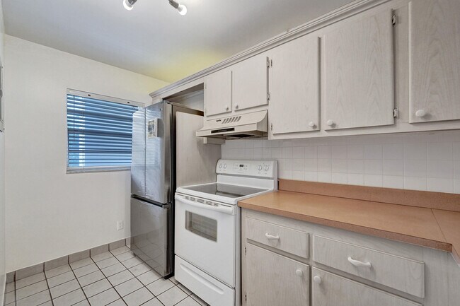 Building Photo - 9470 Poinciana Pl