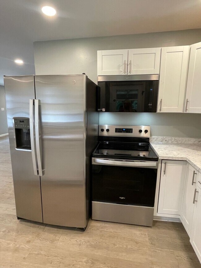 Building Photo - NEWLY RENOVATED 2 BED, 2 BATH HOME WITH GA...