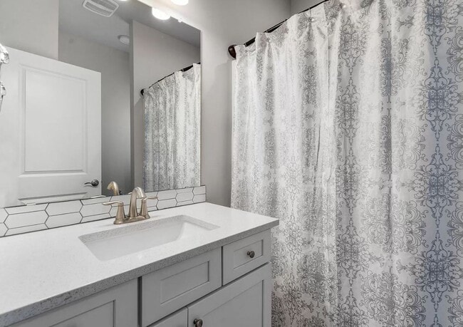 Building Photo - Furnished monthly rental, modern style home with abundant light, garage, backyard. 30-day Min.