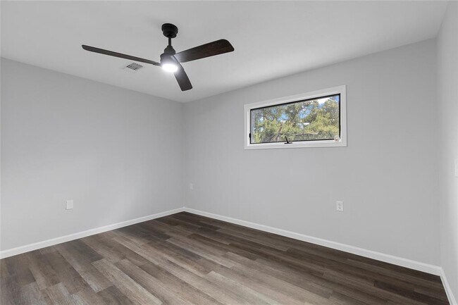 Building Photo - 2101 Mimosa Dr