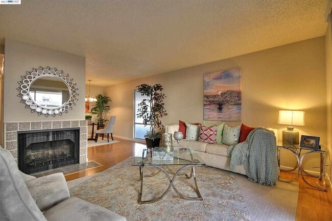 Building Photo - For Rent – Charming 2BR single level condo...