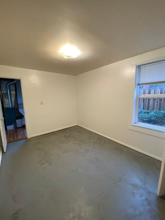 Building Photo - 716 NE Quimby Ave