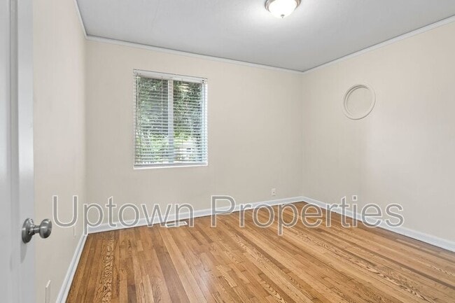 Building Photo - 9520 SW Cypress St