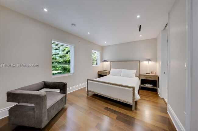 Building Photo - 520 N Pkwy