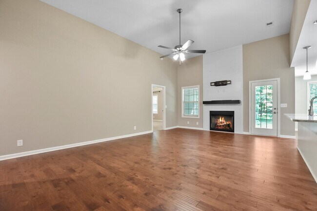 Building Photo - Pet Friendly Three Bedroom!