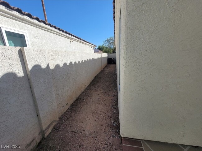 Building Photo - 1876 Stablegate Ave