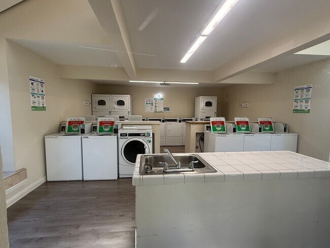 Building Photo - 1 bed 1 bath available in the Arden area of Sacramento!