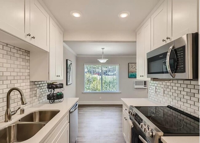 Building Photo - 3172 Via Alicante