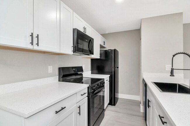 Building Photo - Ground Floor 1/1 with Den Newly Renovated