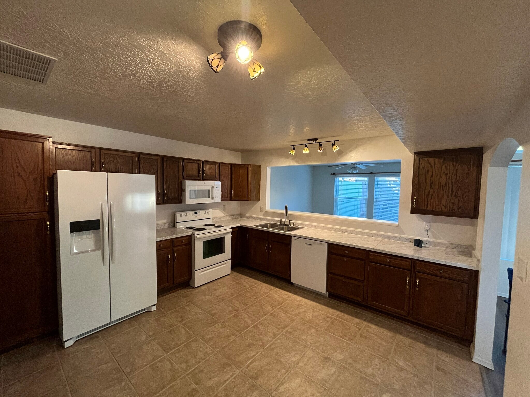 Building Photo - 5204 Edwards Dr NE