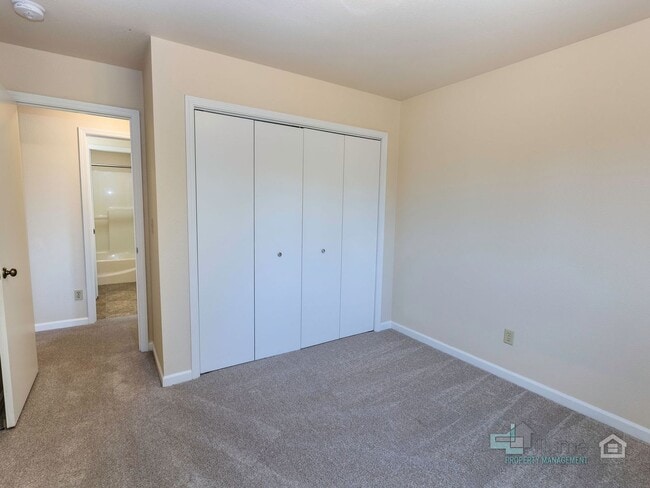 Building Photo - 3493-3493 Hawthorne Ave NE